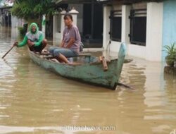 Perahu Kayu Mengarungi Genangan, Warga Pati Bertahan di Tengah Banjir Seminggu