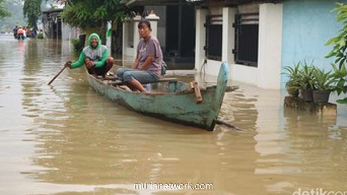 Perahu Kayu Mengarungi Genangan, Warga Pati Bertahan di Tengah Banjir Seminggu