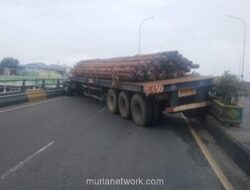 Truk Tronton Nyaris Tewaskan Pasangan Pengendara Motor di Flyover Ciputat