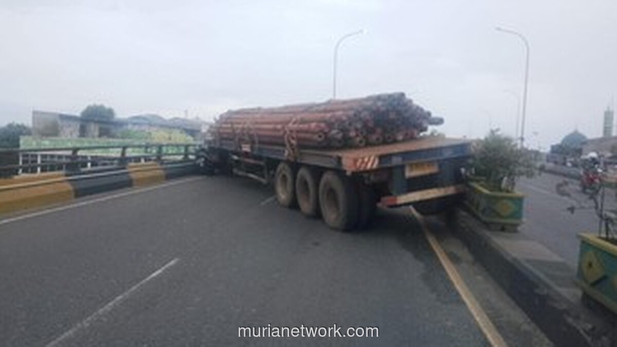Truk Tronton Nyaris Tewaskan Pasangan Pengendara Motor di Flyover Ciputat