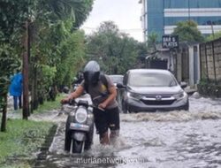 Bajaj Melaju, Motor Terendam: Banjir Setengah Meter Lumpuhkan Kebon Jeruk