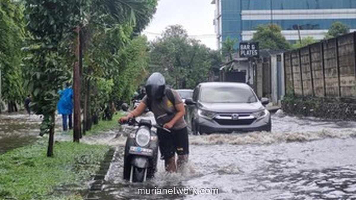 Bajaj Melaju, Motor Terendam: Banjir Setengah Meter Lumpuhkan Kebon Jeruk