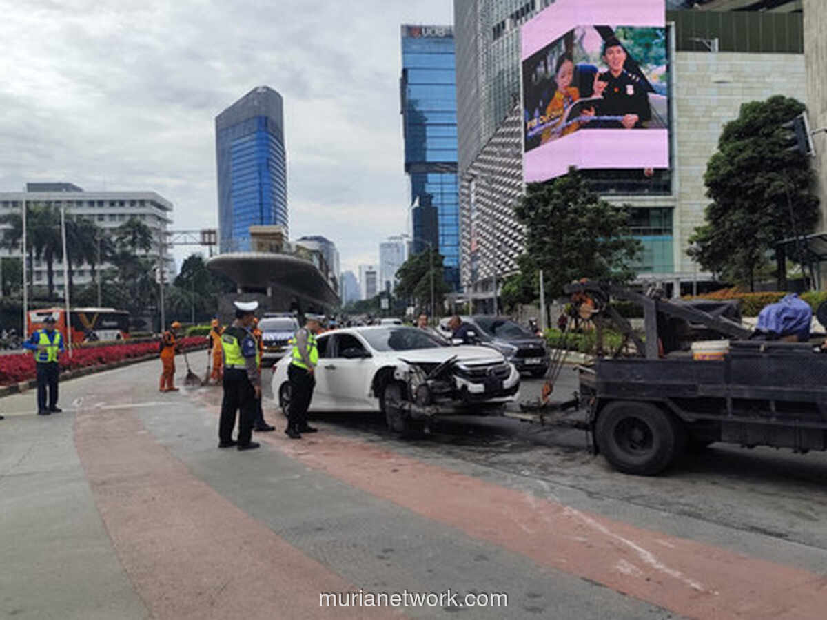 Tabrakan Sedan dan Bus TransJakarta Pagi Tadi di Bundaran HI