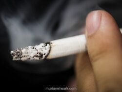 Bayi Dibawa Naik Motor Sambil Dikepung Asap Rokok, Pasangan Ini Malah Amuk Saat Ditegur