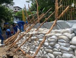 Warga Petogogan Pasrah, Banjir Pinggang Kembali Melanda