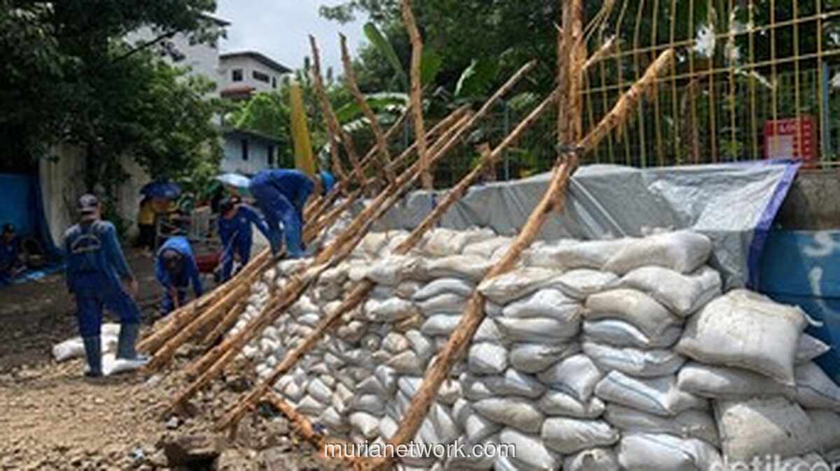Warga Petogogan Pasrah, Banjir Pinggang Kembali Melanda