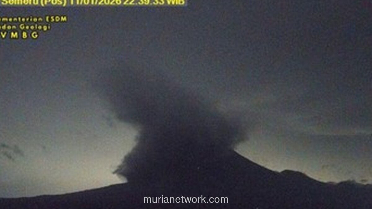 Semeru Muntahkan Awan Panas Sejauh 5 Kilometer, Status Tetap Siaga