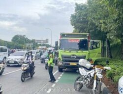 Truk Mogok di Exit Tol Semanggi, Gatot Subroto Macet Parah Dua Arah