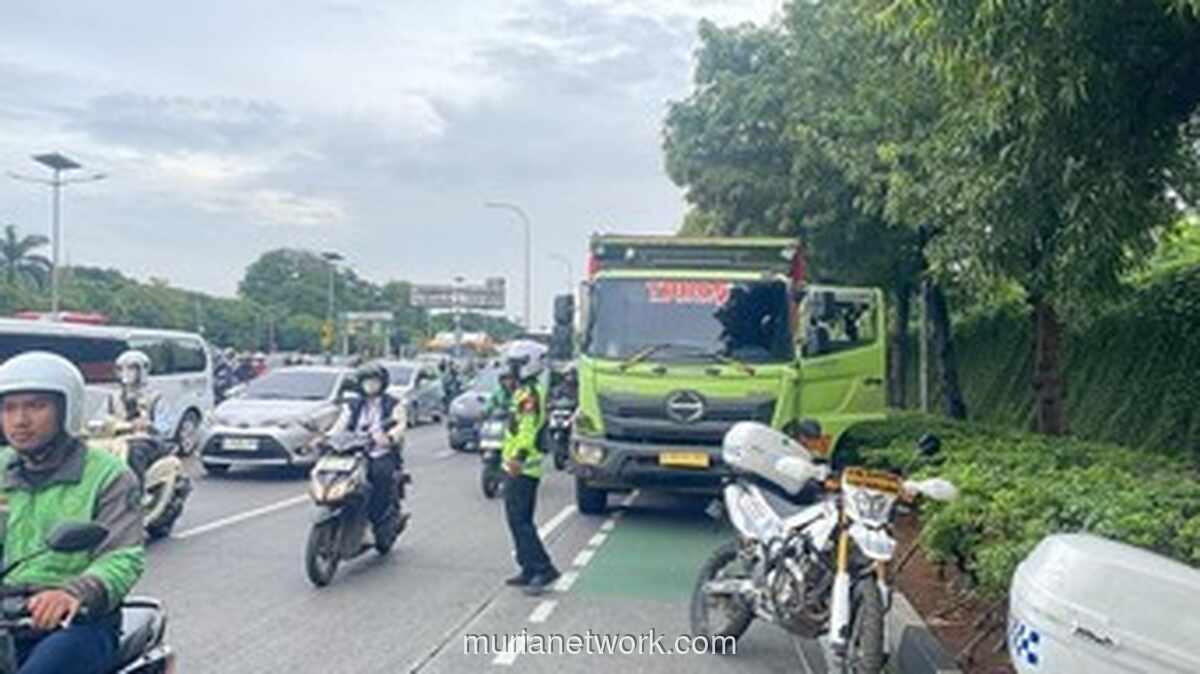 Truk Mogok di Exit Tol Semanggi, Gatot Subroto Macet Parah Dua Arah