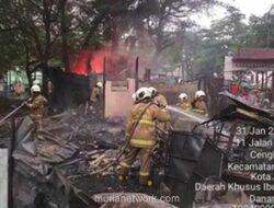 Kobaran Api di Cengkareng Hanguskan Rumah dan Lapak, 12 Jiwa Mengungsi