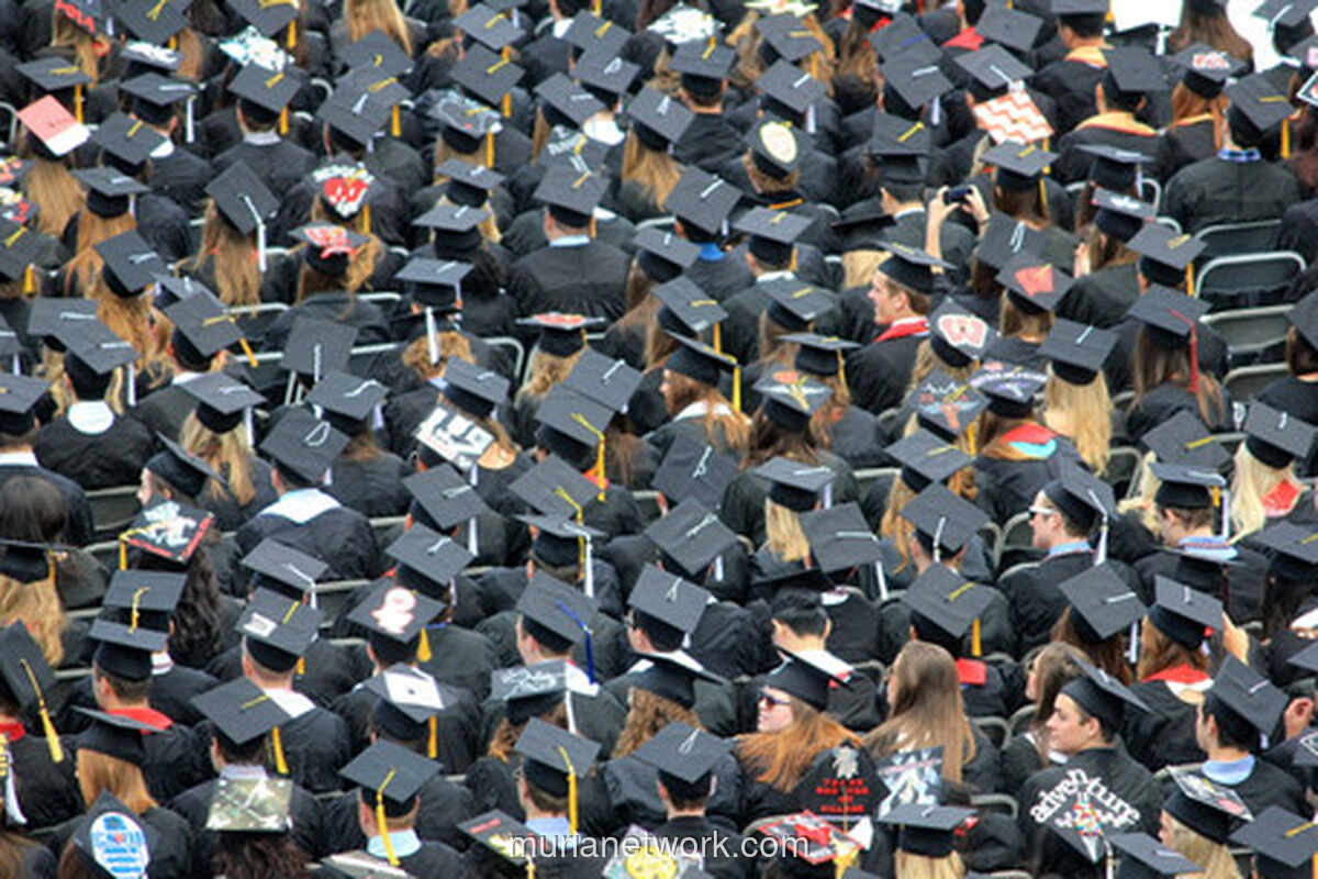 Mimpi yang Terkubur: Stigma Cukup SMA dan Masa Depan yang Terhambat