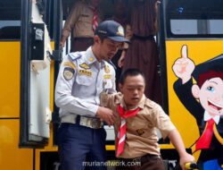 Gubernur Pramono Anung Uji Coba Bus Ramah Disabilitas Bersama Murid di Balai Kota