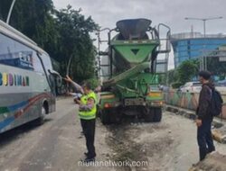 Truk Molen Lepas Kendali, Jalan Yos Sudarso Berantakan
