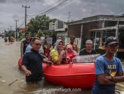 Ribuan Warga Sukamekar Mengungsi, Banjir Dua Meter Belum Surut