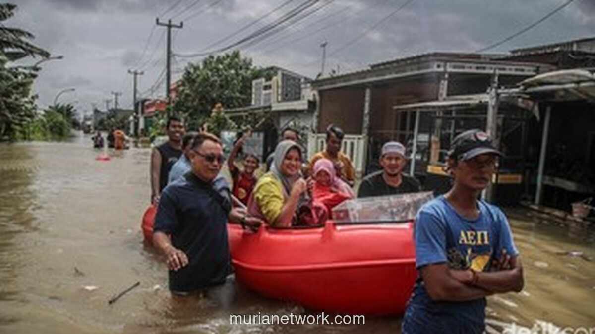 Ribuan Warga Sukamekar Mengungsi, Banjir Dua Meter Belum Surut