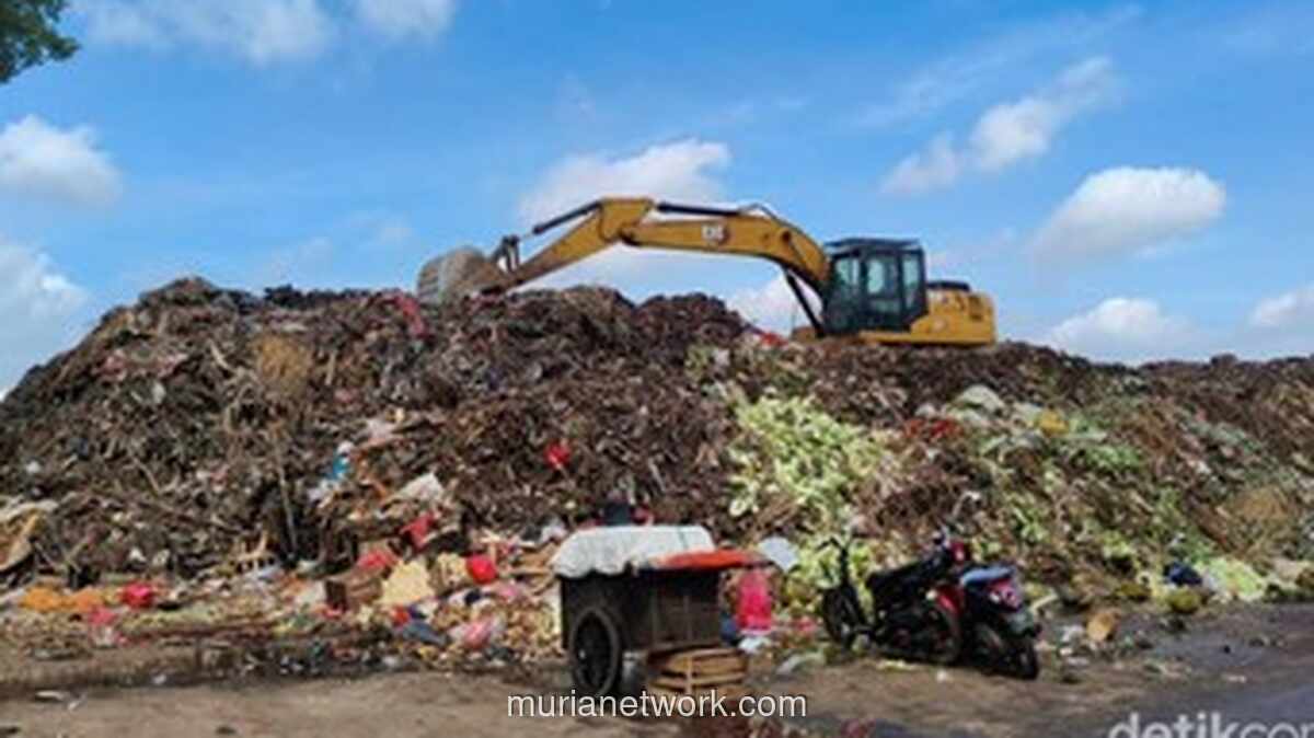 Gunungan Sampah Pasar Kramat Jati Kembali Bikin Warga Sesak