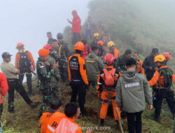 Keluarga di Pondok Bambu Masih Berdoa untuk Yoga, Operator Foto Udara di Pesawat Hilang Kontak