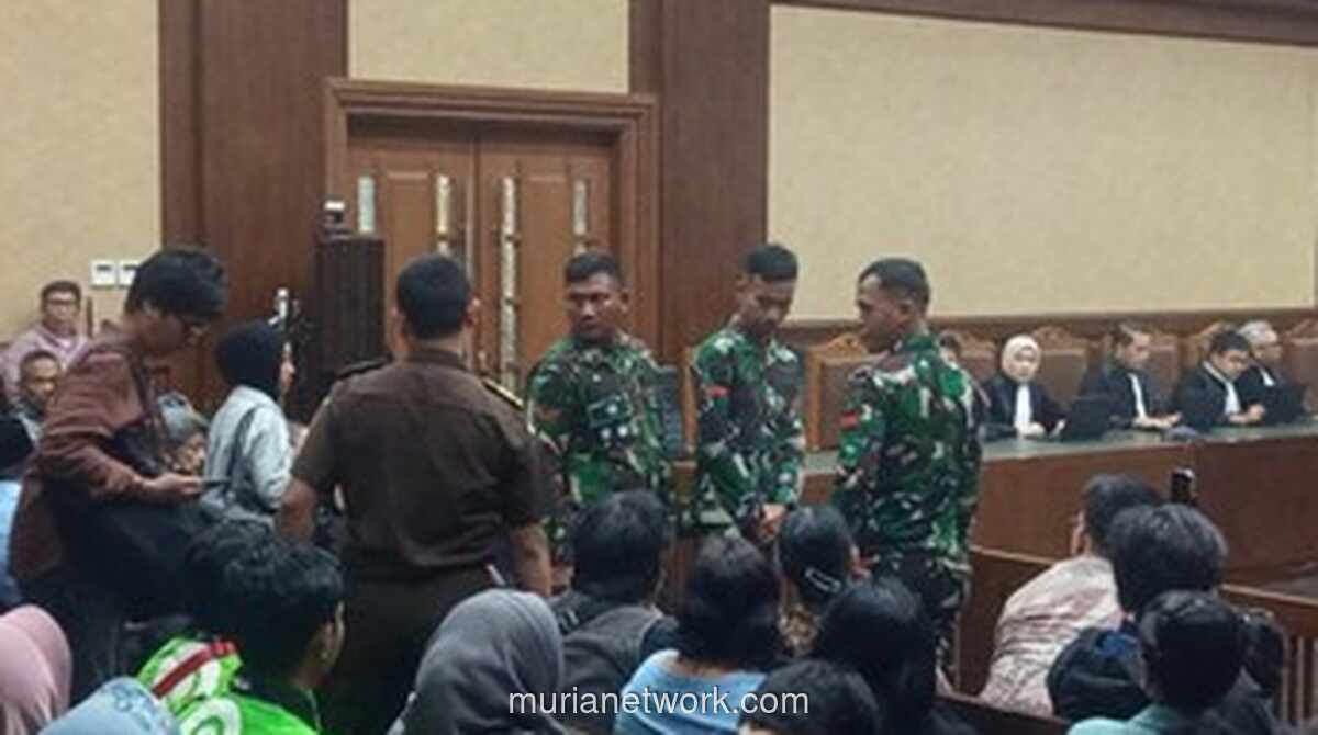Hakim Tegur Prajurit TNI yang Berdiri di Tengah Sidang Kasus Nadiem
