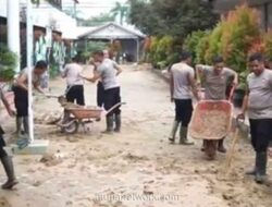 Polres Langsa Turun Tangan Bersihkan Sekolah Terendam Banjir