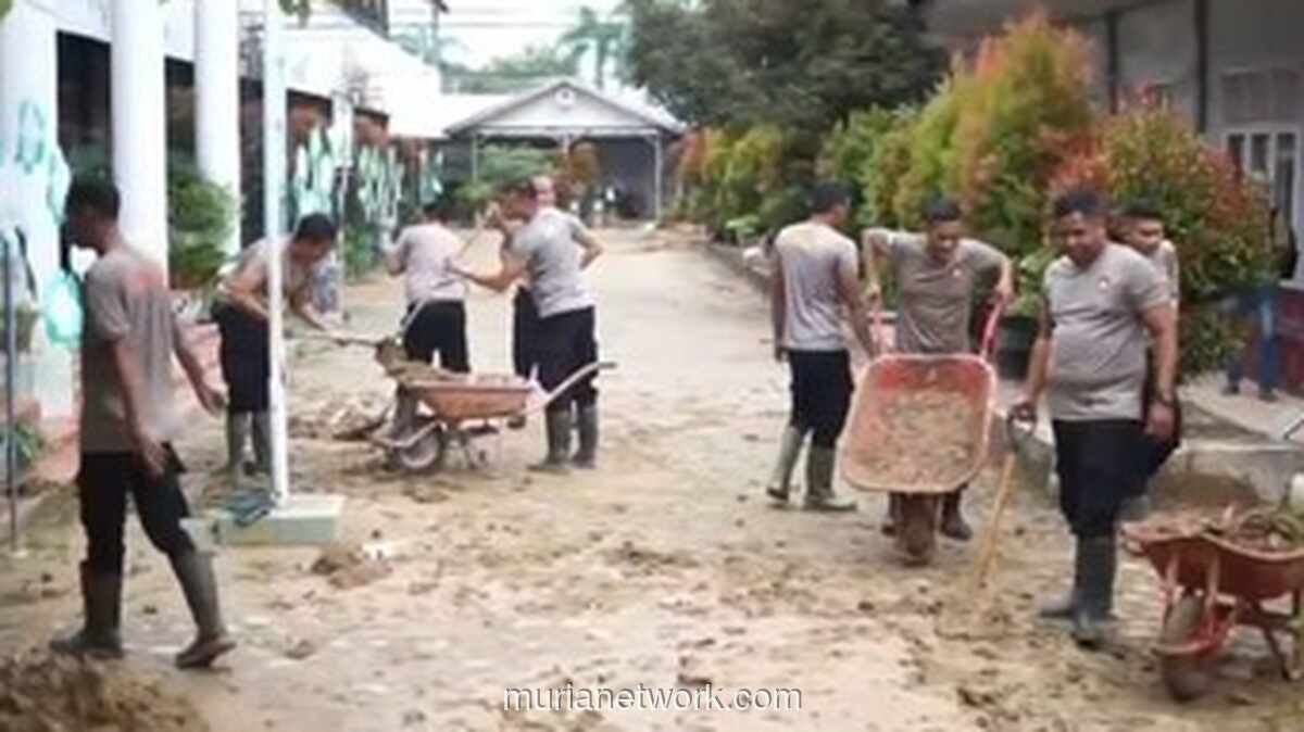 Polres Langsa Turun Tangan Bersihkan Sekolah Terendam Banjir