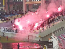 Jokowi Saksikan Langsung Kericuhan Flare di Laga Persis vs Persita