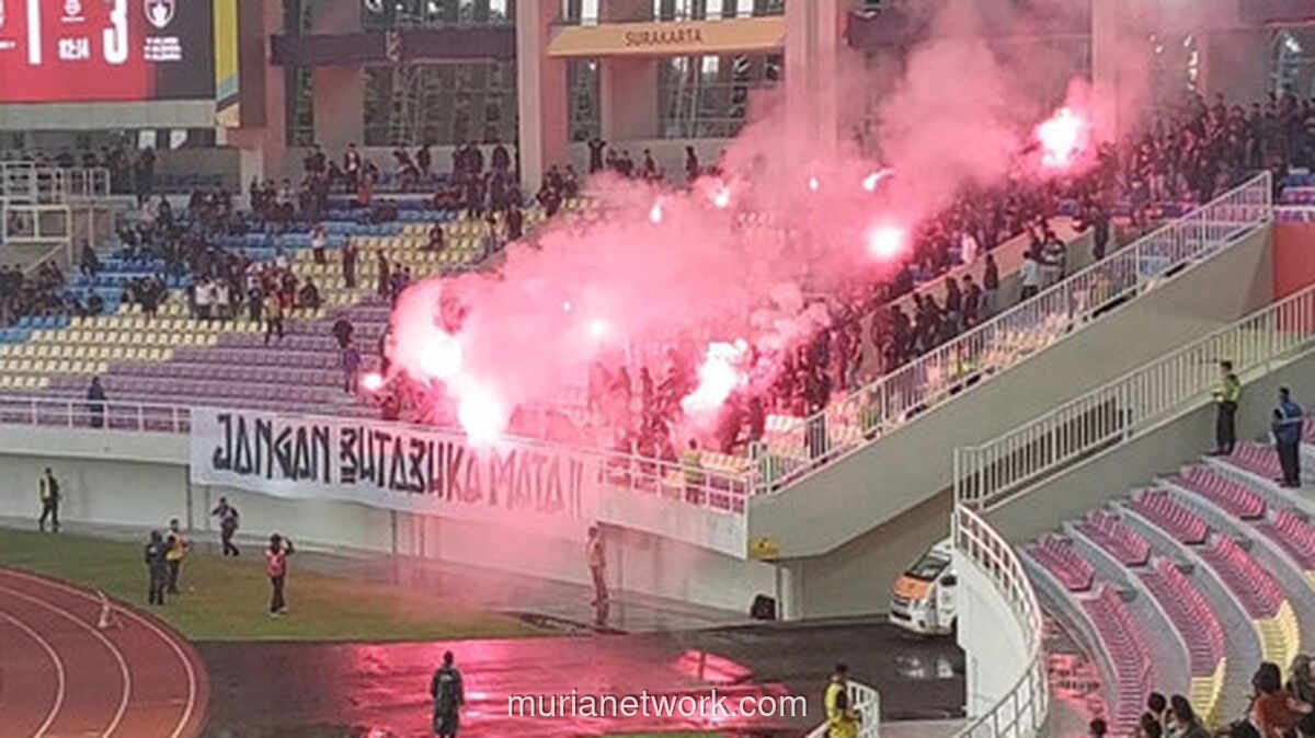 Jokowi Saksikan Langsung Kericuhan Flare di Laga Persis vs Persita