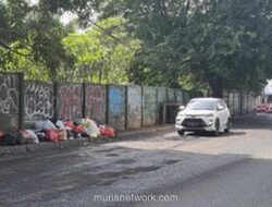 Jalan Berlubang dan Sampah Menumpuk, Warga Pasar Cimanggis Mengeluh