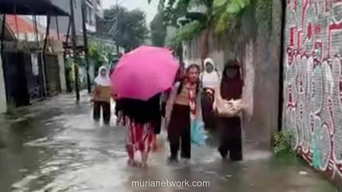 Hujan Deras Pagi Ini, Jalan Asia Baru Kebon Jeruk Tergenang 30 Cm