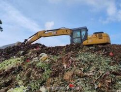 Sampah Menggunung hingga Jebol Tembok, Warga Kramat Jati Terimpit Bau Busuk