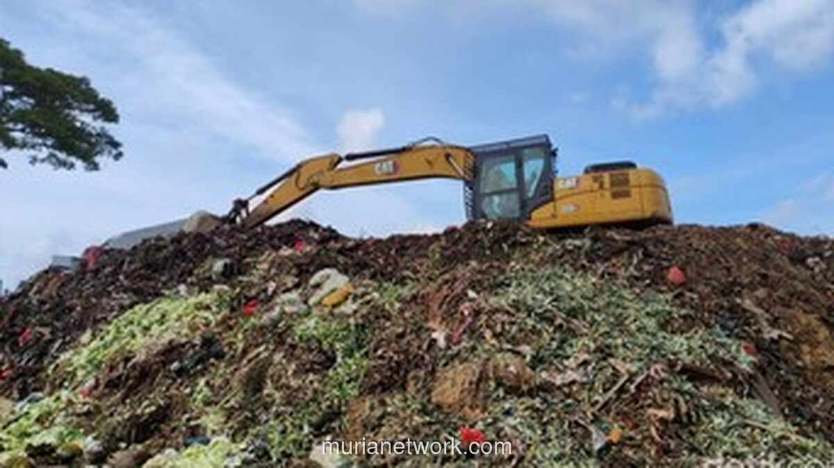 Sampah Menggunung hingga Jebol Tembok, Warga Kramat Jati Terimpit Bau Busuk