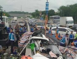Setir Truk Mendadak Macet, Tiga Mobil Bertabrakan di Tol Batang-Semarang