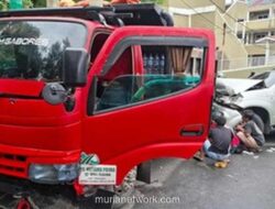 Truk Mundur Tak Terkendali, Fortuner Ringsek di Depok