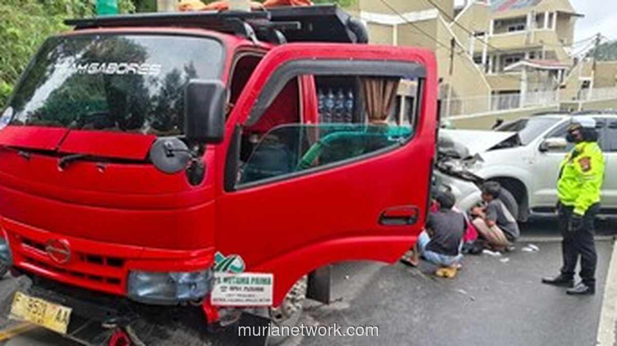 Truk Mundur Tak Terkendali, Fortuner Ringsek di Depok