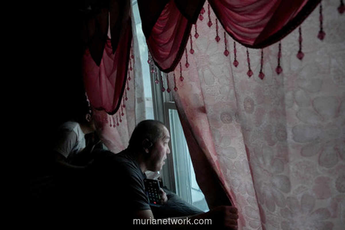 Warga AS Diseret Petugas di Tengah Malam, Hanya Berbalut Selimut Cucu