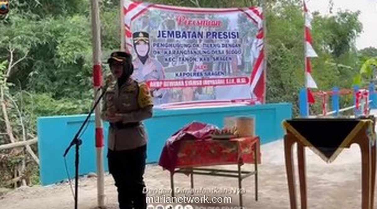 Kapolres Sragen Resmikan Jembatan Merah Putih, Langsung Uji Coba dengan Warga