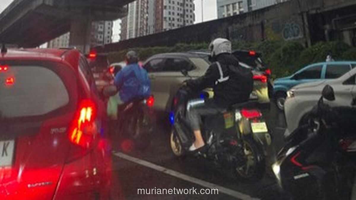 Lautan Kendaraan Mandek, Pengendara Terjebak Satu Jam di Exit Tol Antasari