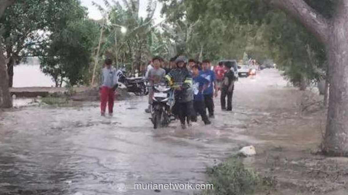 Jalan Kabupaten Lumpuh, Belasan Motor Mogok Diterjang Banjir di Indramayu