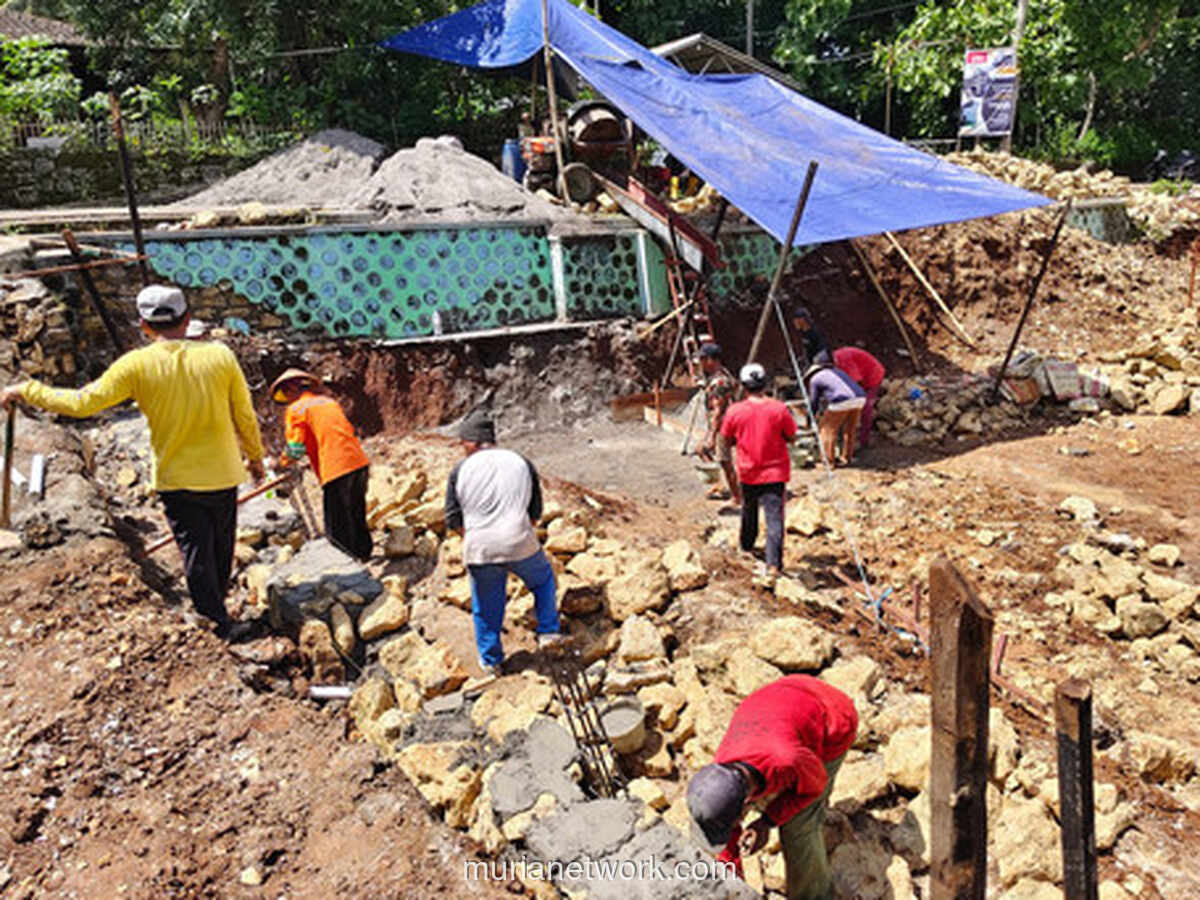 Masjid Runtuh, Donatur Kabur, Warga Gari Jumatan di Musala