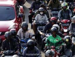 Truk Sampah Nyangkut di Busway, Lalu Lintas MT Haryono Lumpuh Berjam-jam