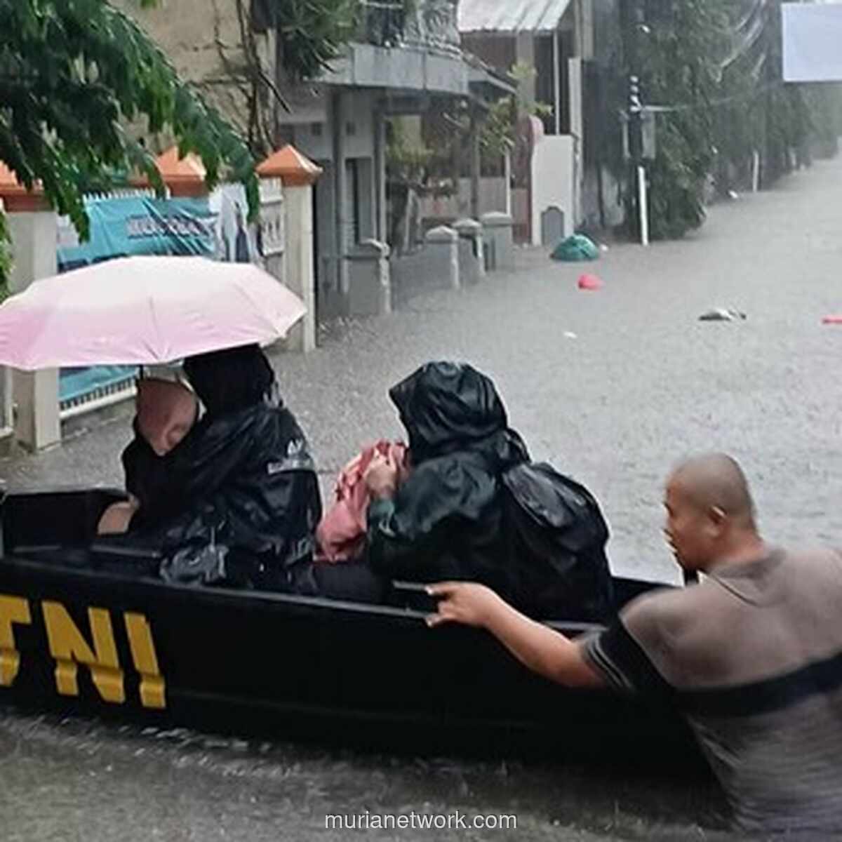 Bekasi Tergenang, Genangan di Teluk Pucung Capai Satu Setengah Meter