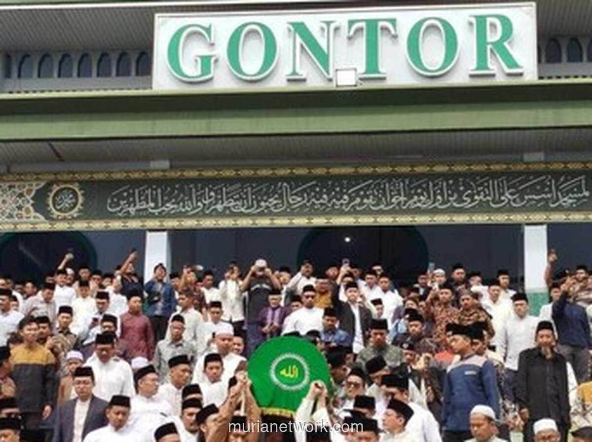 Ribuan Pelayat Berduka, KH Amal Fathullah Zarkasyi Dimakamkan di Gontor