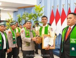 Kapolda Riau Beri Bibit Pohon sebagai Penghargaan untuk Satpam Berprestasi