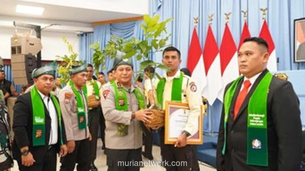 Kapolda Riau Beri Bibit Pohon sebagai Penghargaan untuk Satpam Berprestasi