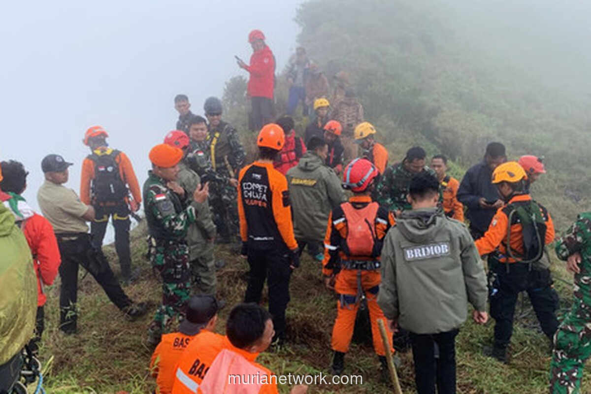 Menhub Tinjau Langsung Pencarian di Lereng Bulusaraung, Harap Ada Keajaiban