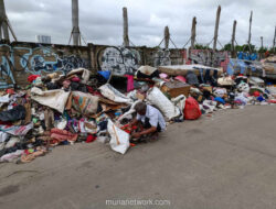 Warga Berburu Barang Sisa di Tengah Gunungan Sampah Pasca-Banjir Jakarta Barat