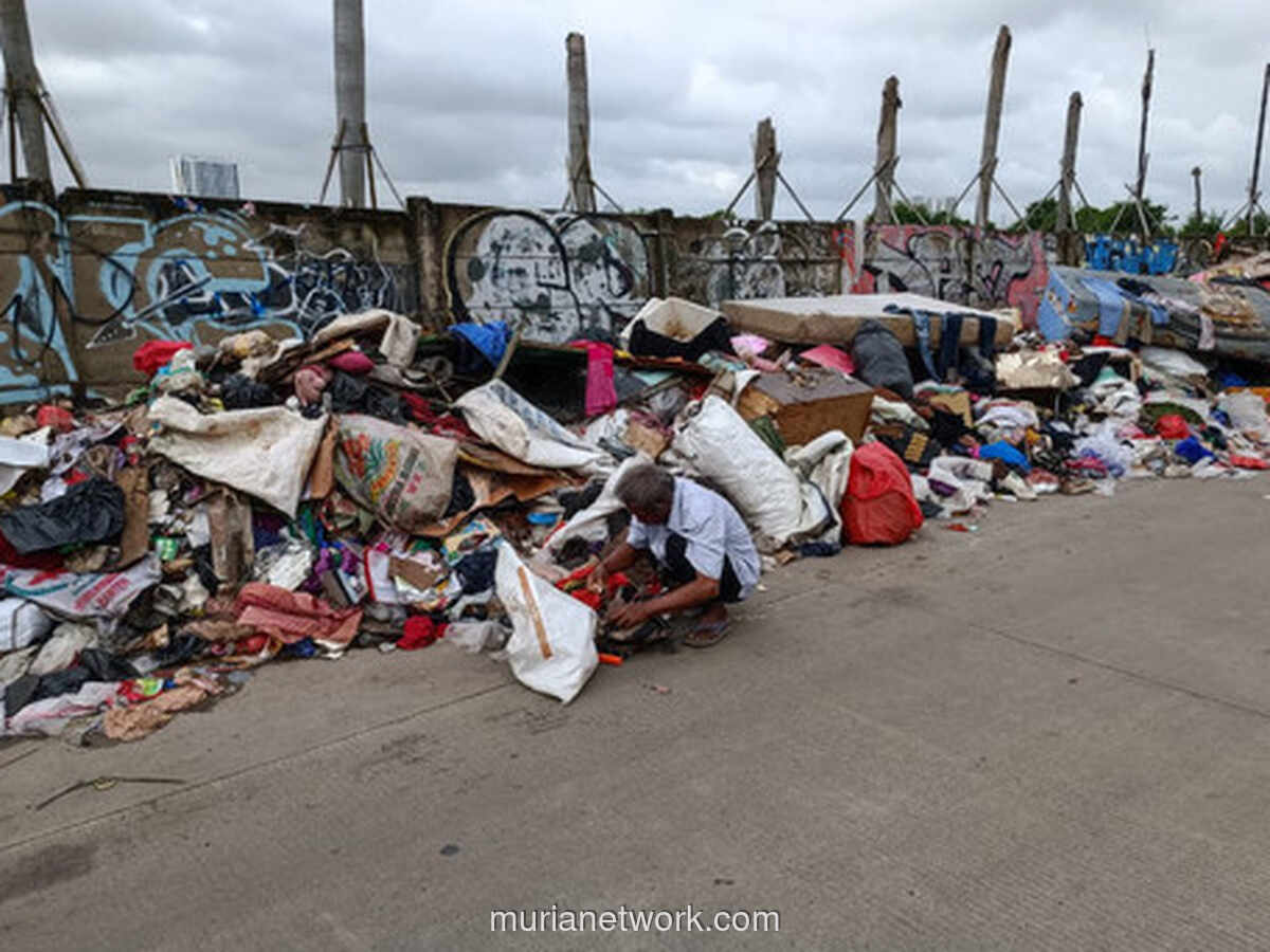 Warga Berburu Barang Sisa di Tengah Gunungan Sampah Pasca-Banjir Jakarta Barat