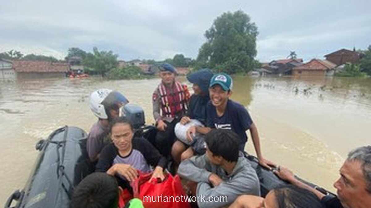 Banjir Cikarang Utara, Brimob Bergerak Cepat Evakuasi Warga