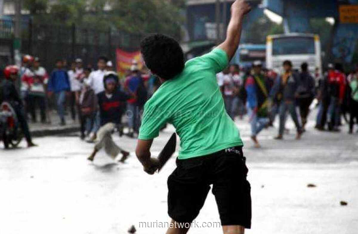 Nobar Berujung Ricuh: Petasan Picu Bentrok Suporter di Depok