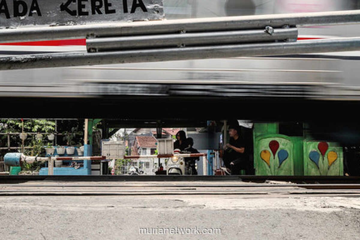 Remaja Nekat Bobol Rel Stasiun Jatinegara, Barang Bukti Ditinggal di Trotoar