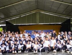 Forum Anak Samawa Gelar Aksi Bersih Pantai Saliper Ate Sambut HUT Sumbawa